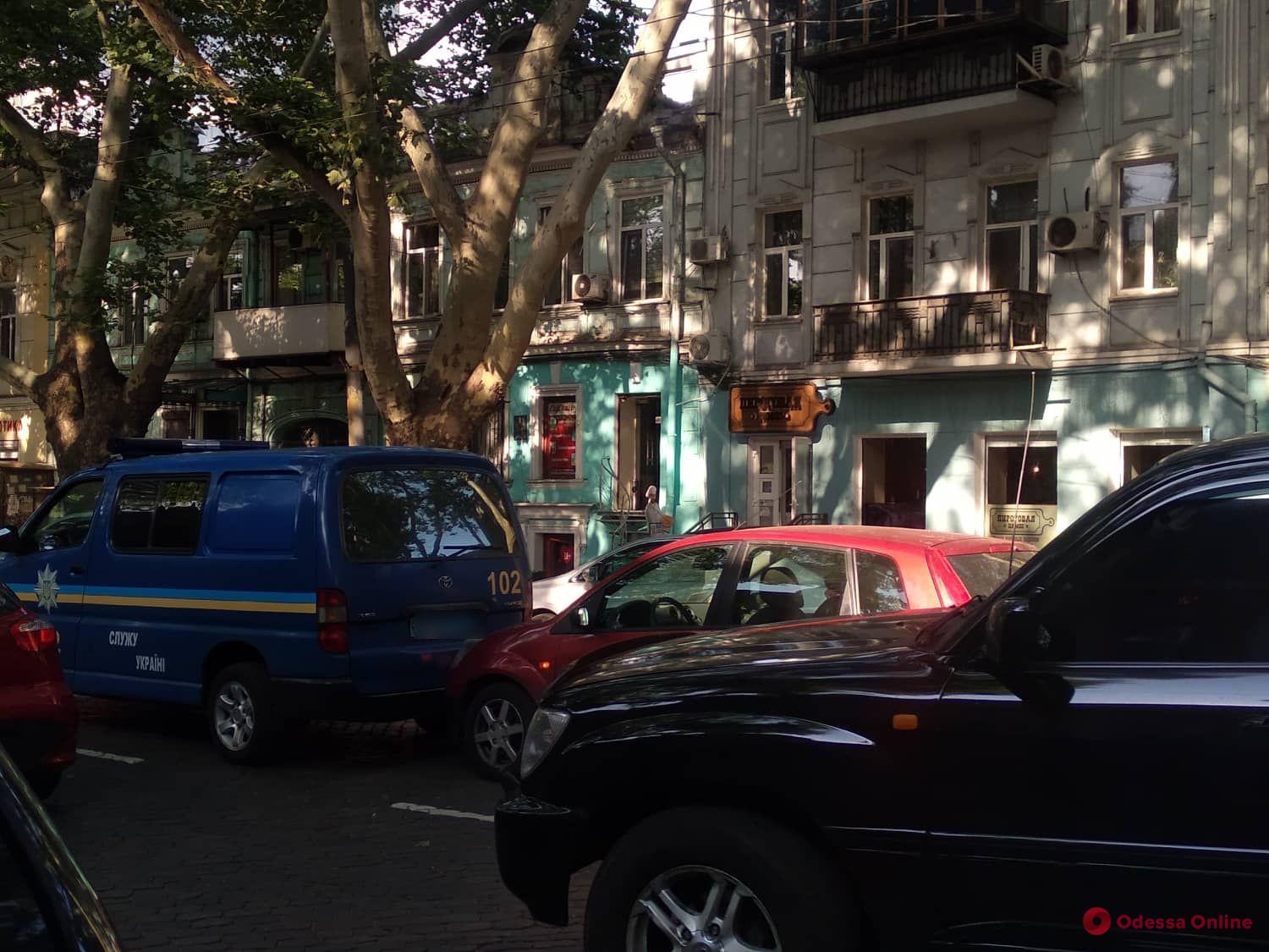 В центре Одессы легковушка «догнала» полицейский микроавтобус