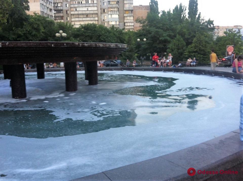 На Крымском бульваре вандалы залили фонтан моющим средством (фото)