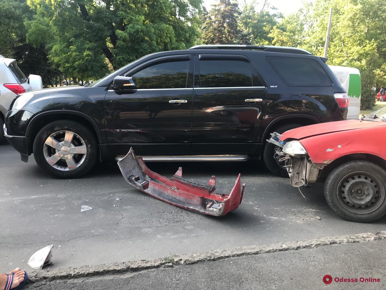 В Одессе столкнулись GMC и Suzuki — один из водителей сбежал с места ДТП
