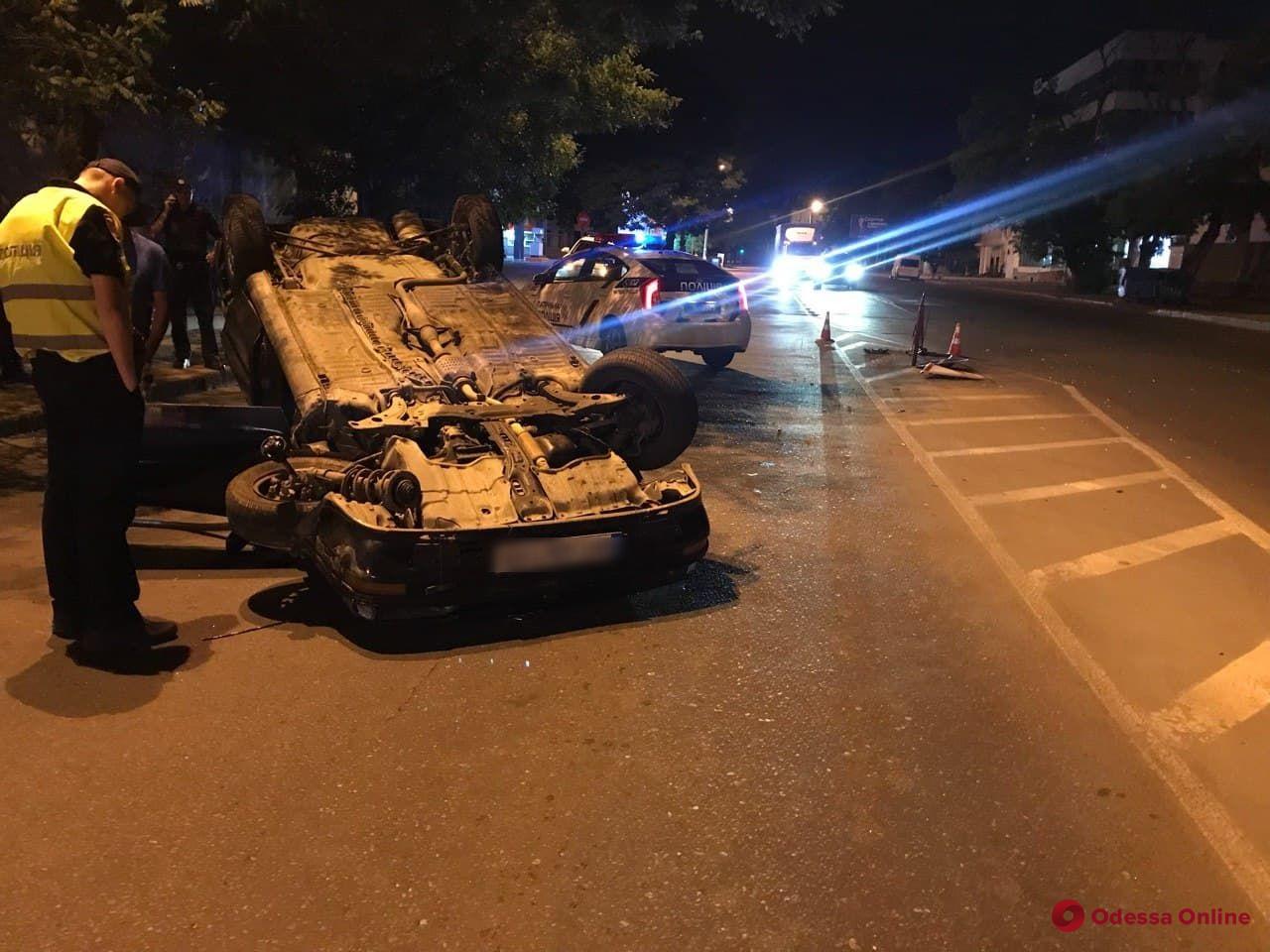 В Одессе автомобиль врезался в забор и перевернулся: есть пострадавшие