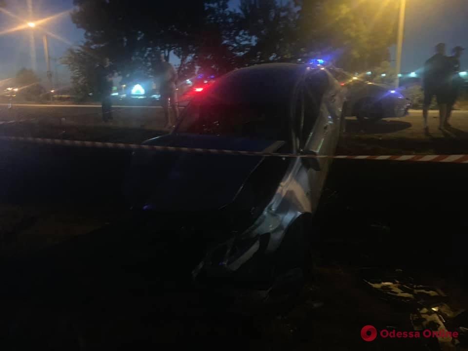 В Фонтанке Lexus разбил несколько авто, врезался в столб и вылетел в кювет (фото)