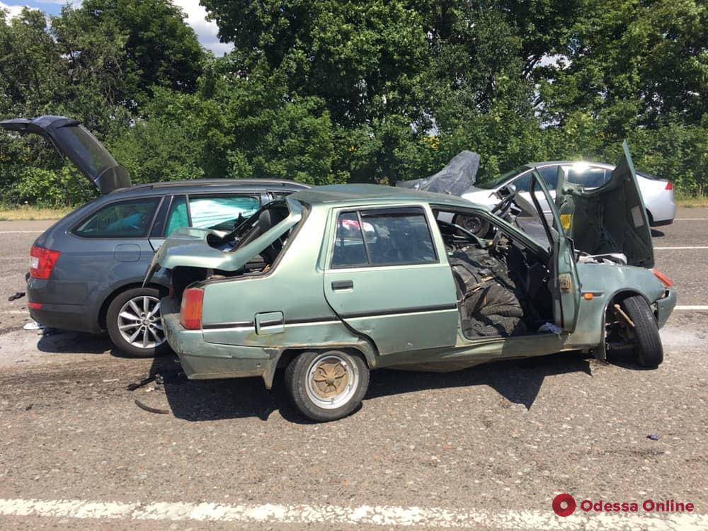 На трассе Одесса-Киев столкнулись две легковушки — погиб один из водителей (фото)