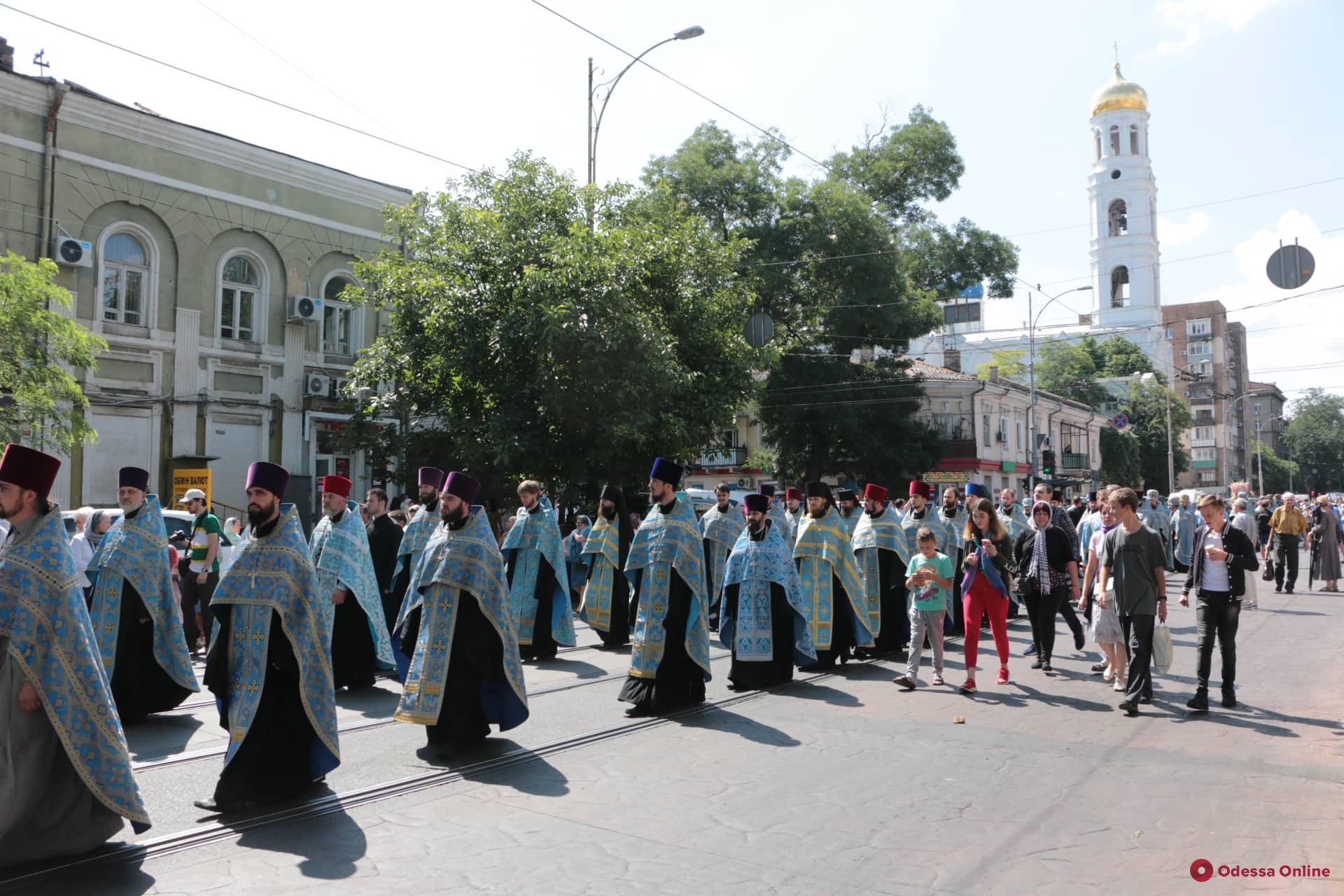 В Одессе из-за крестного хода приостановлено движение трамваев и троллейбусов