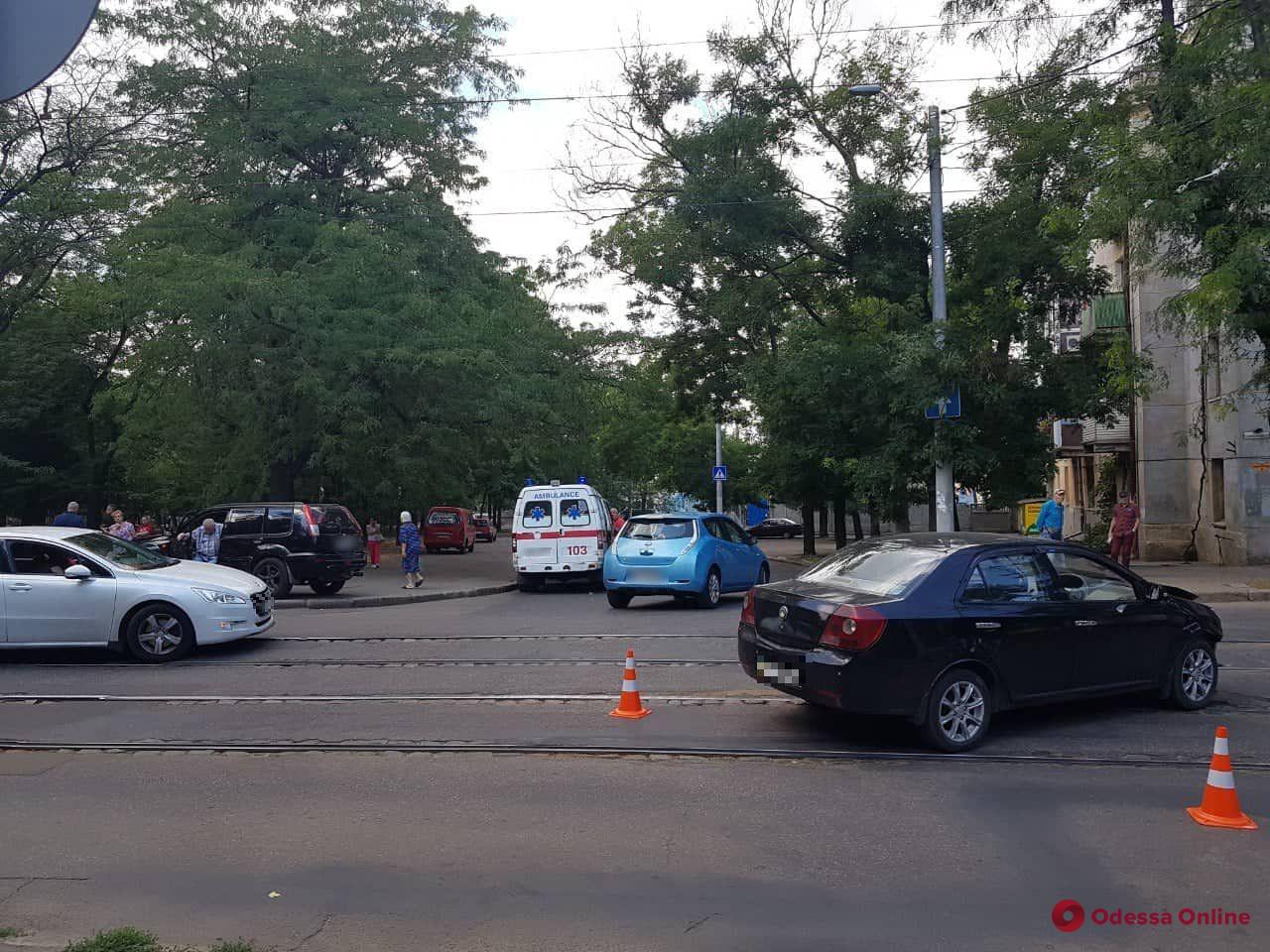 В Одессе столкнулись легковушка и внедорожник — пострадал один из водителей