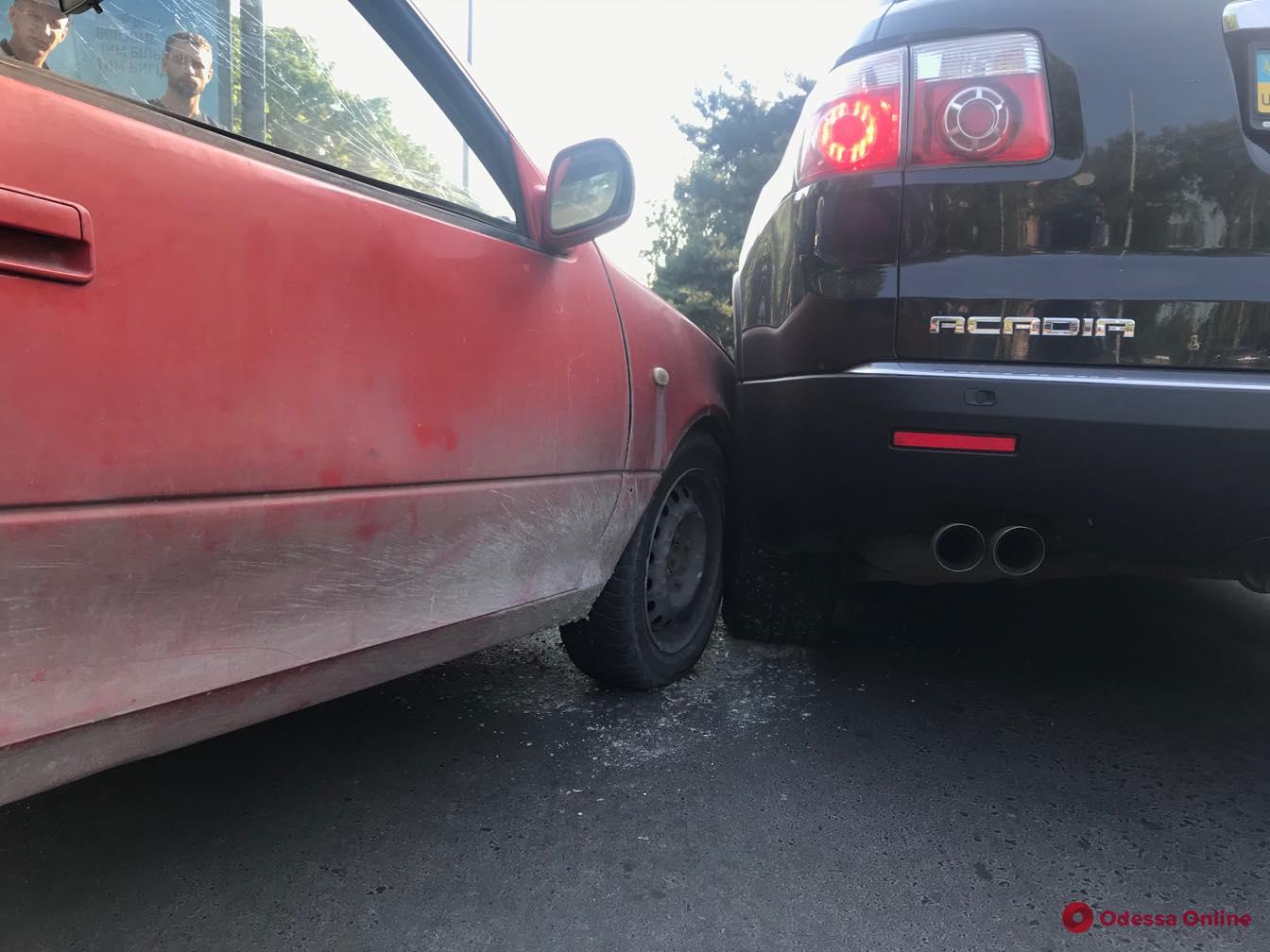 В Одессе столкнулись GMC и Suzuki — один из водителей сбежал с места ДТП