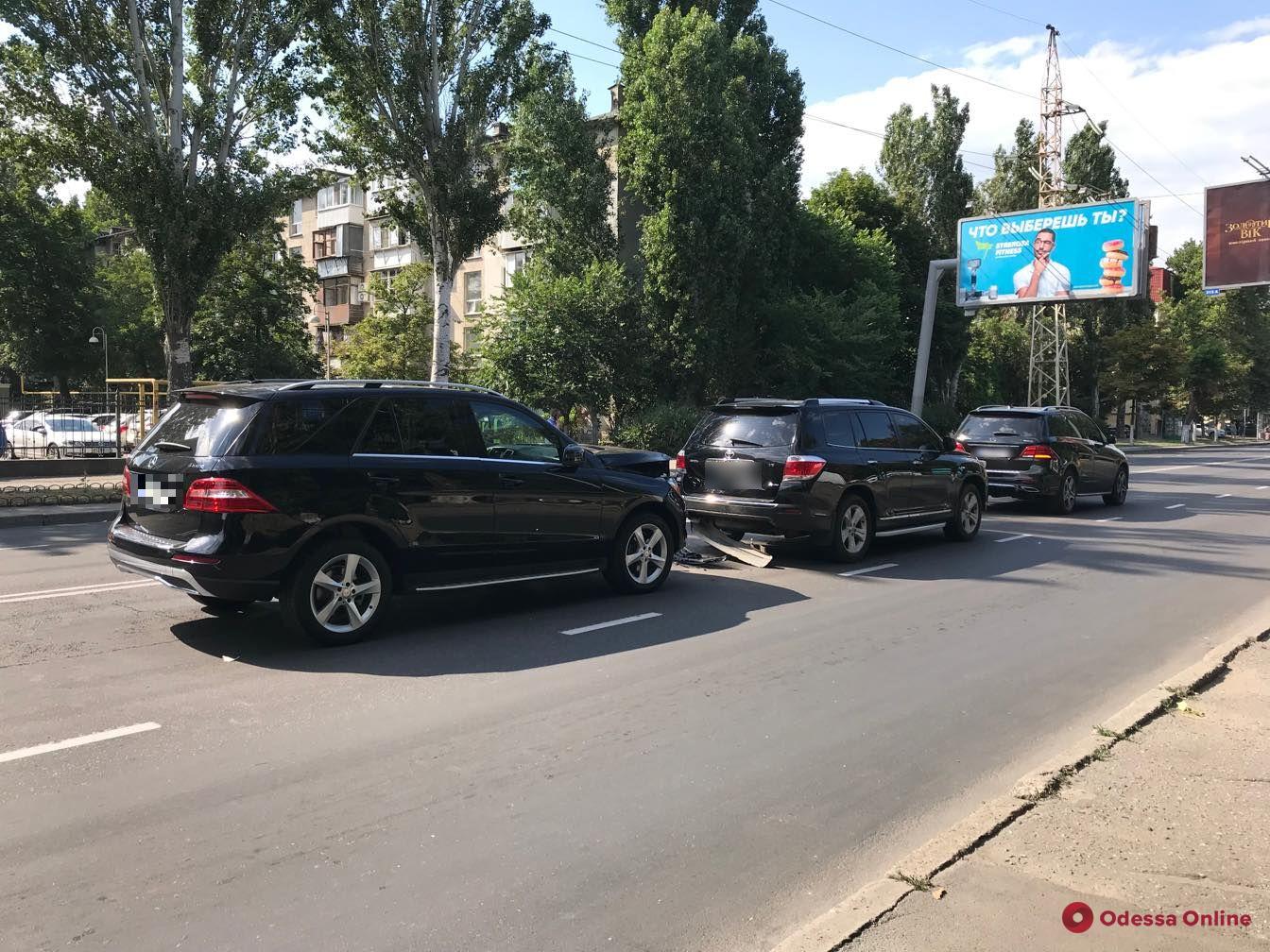 ДТП в Одессе: на Краснова образовался «элитный паровозик»