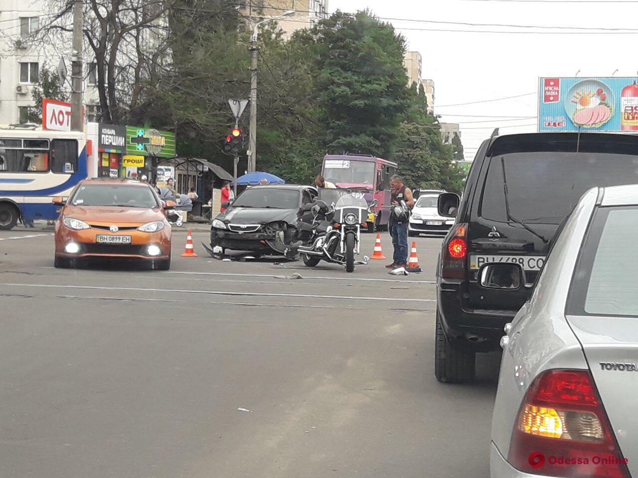 На поселке Котовского столкнулись легковушка и мотоцикл