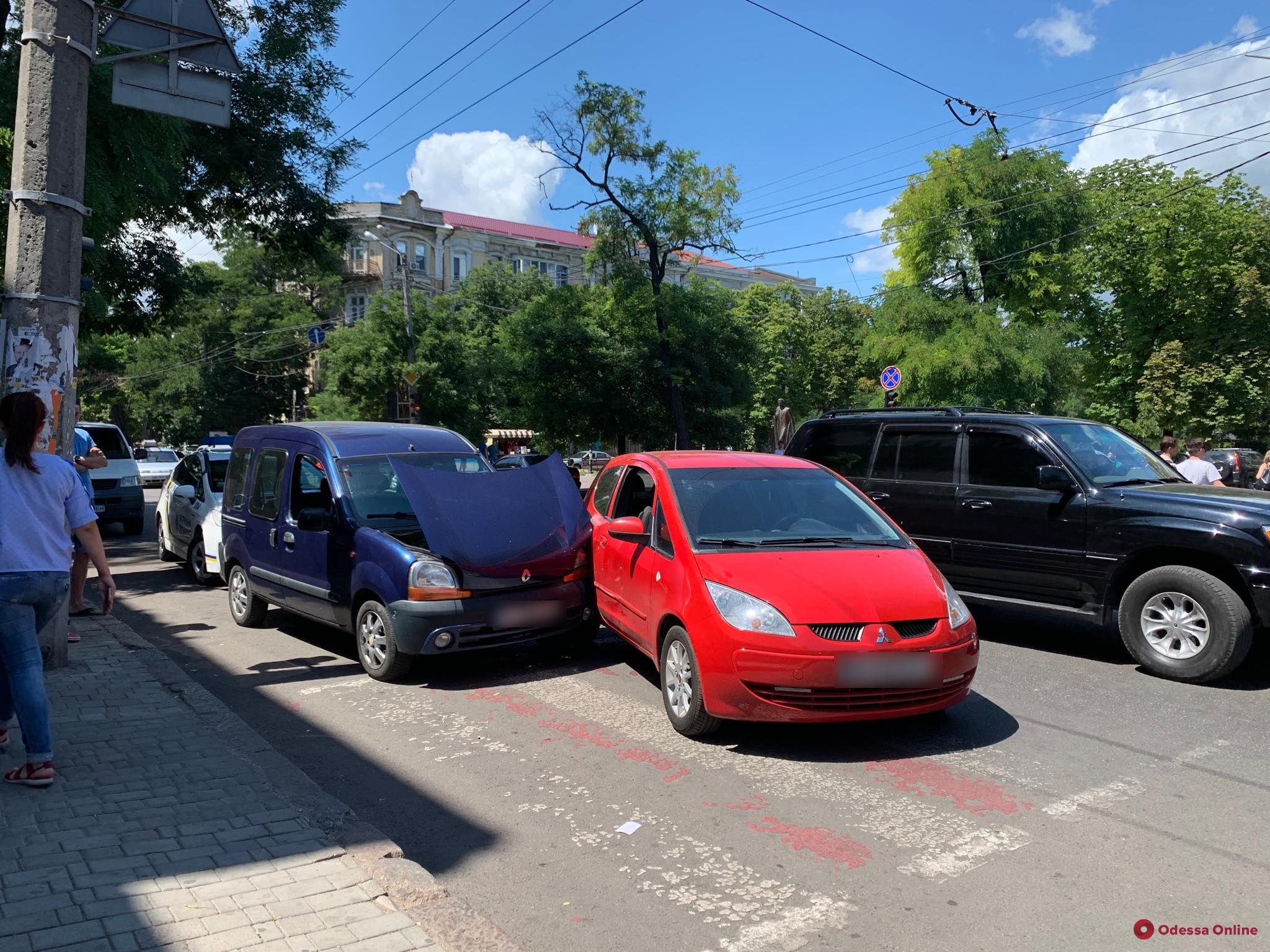 В центре Одессы столкнулись Renault и Mitsubishi