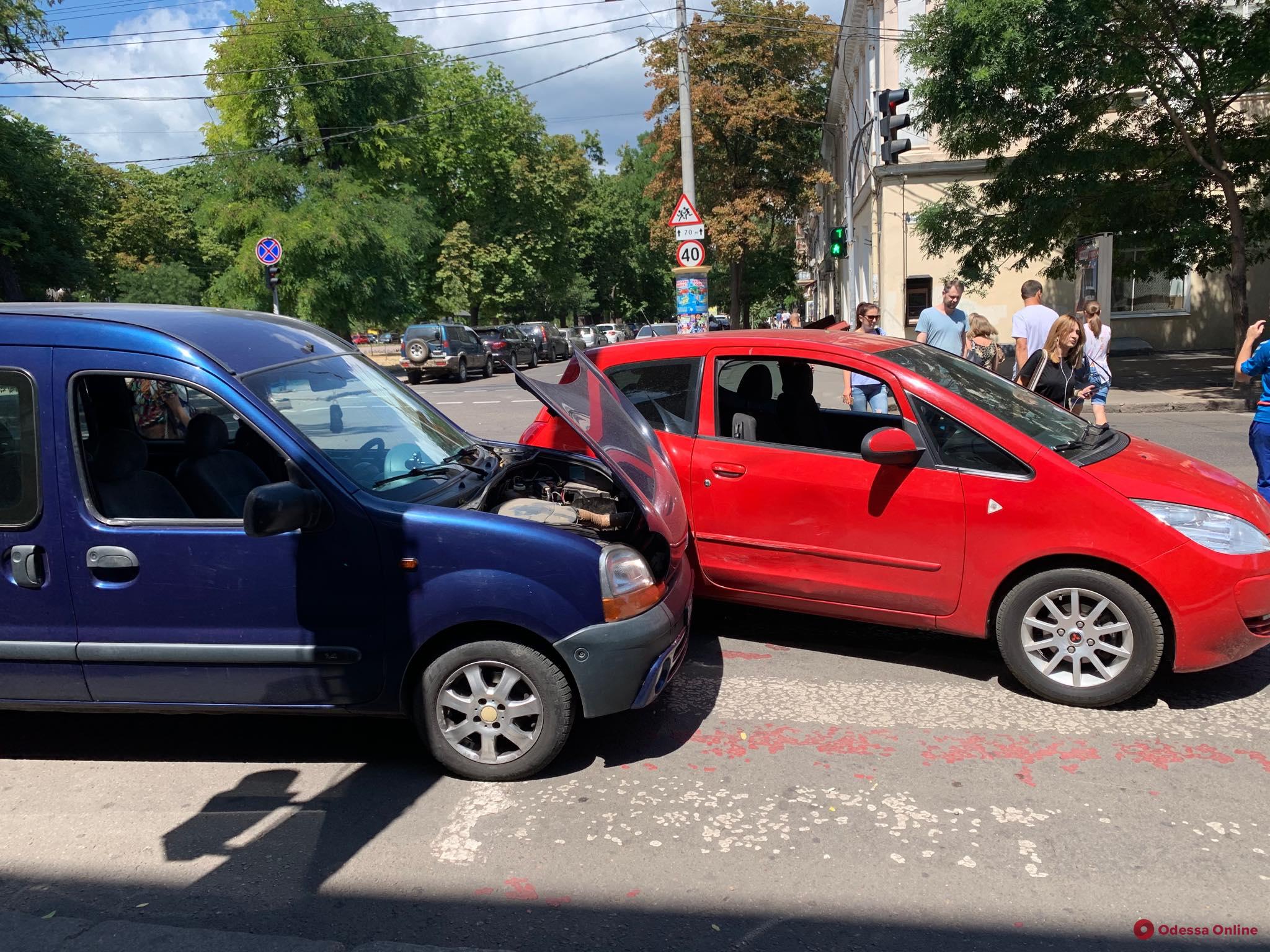 В центре Одессы столкнулись Renault и Mitsubishi