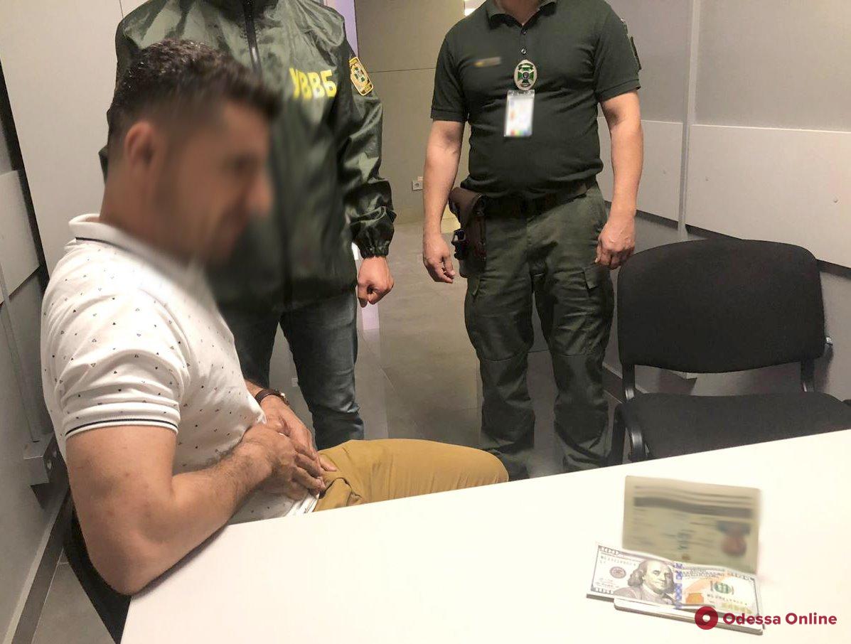 В Одесском аэропорту иностранец предлагал взятку пограничникам
