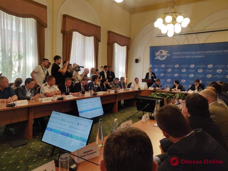 На совещании в Одессе президент попросил уволиться и.о. главы ГФС