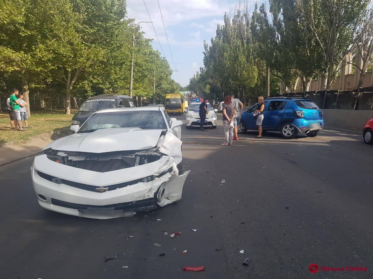 Еще одно ДТП: в Одессе столкнулись Renault и Chevrolet (видео)