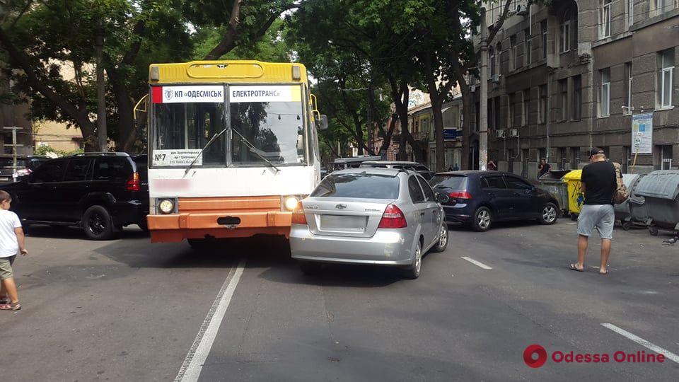 В центре Одессы столкнулись троллейбус и легковушка