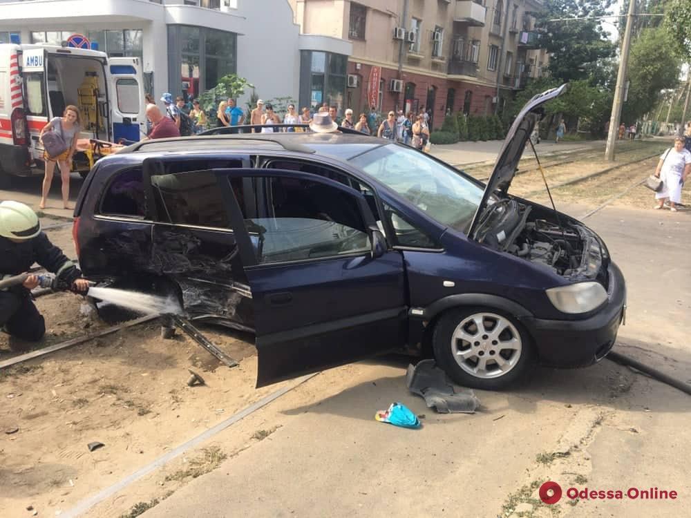 На Николаевской дороге столкнулись Honda и Opel: пострадали пять человек (обновлено)