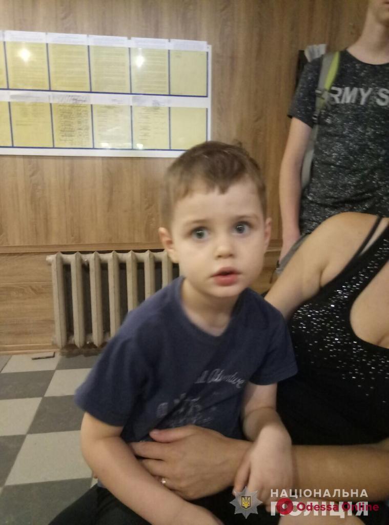 Одесские полицейские ищут родителей потерявшегося четырехлетнего мальчика (обновлено)