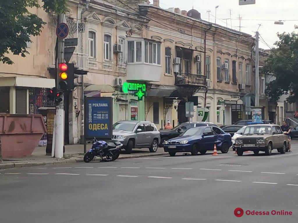 В центре Одессы столкнулись мотоцикл и легковушка