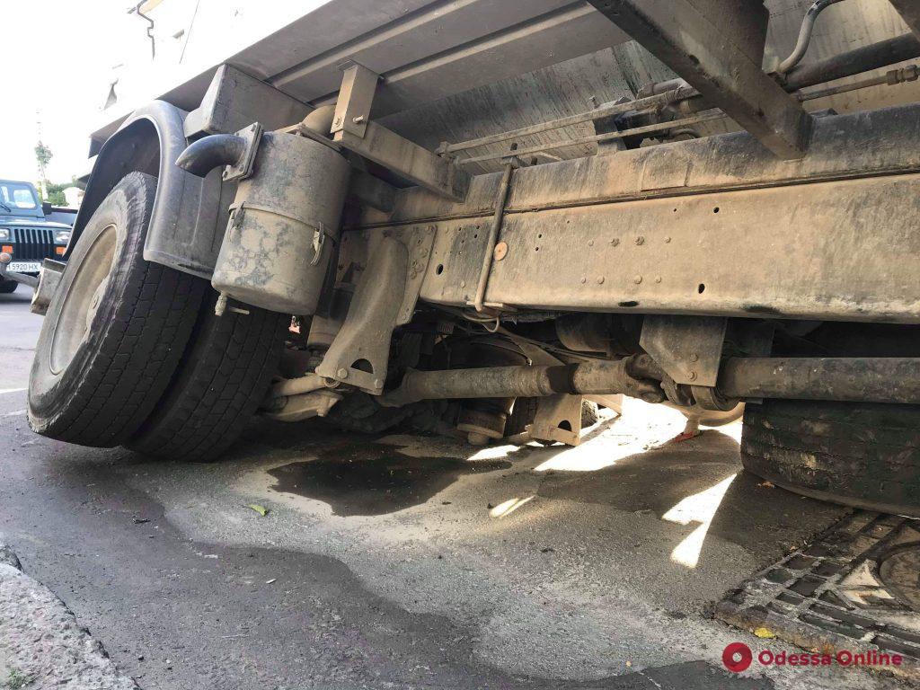 В Аркадии грузовик-цистерна провалился под асфальт