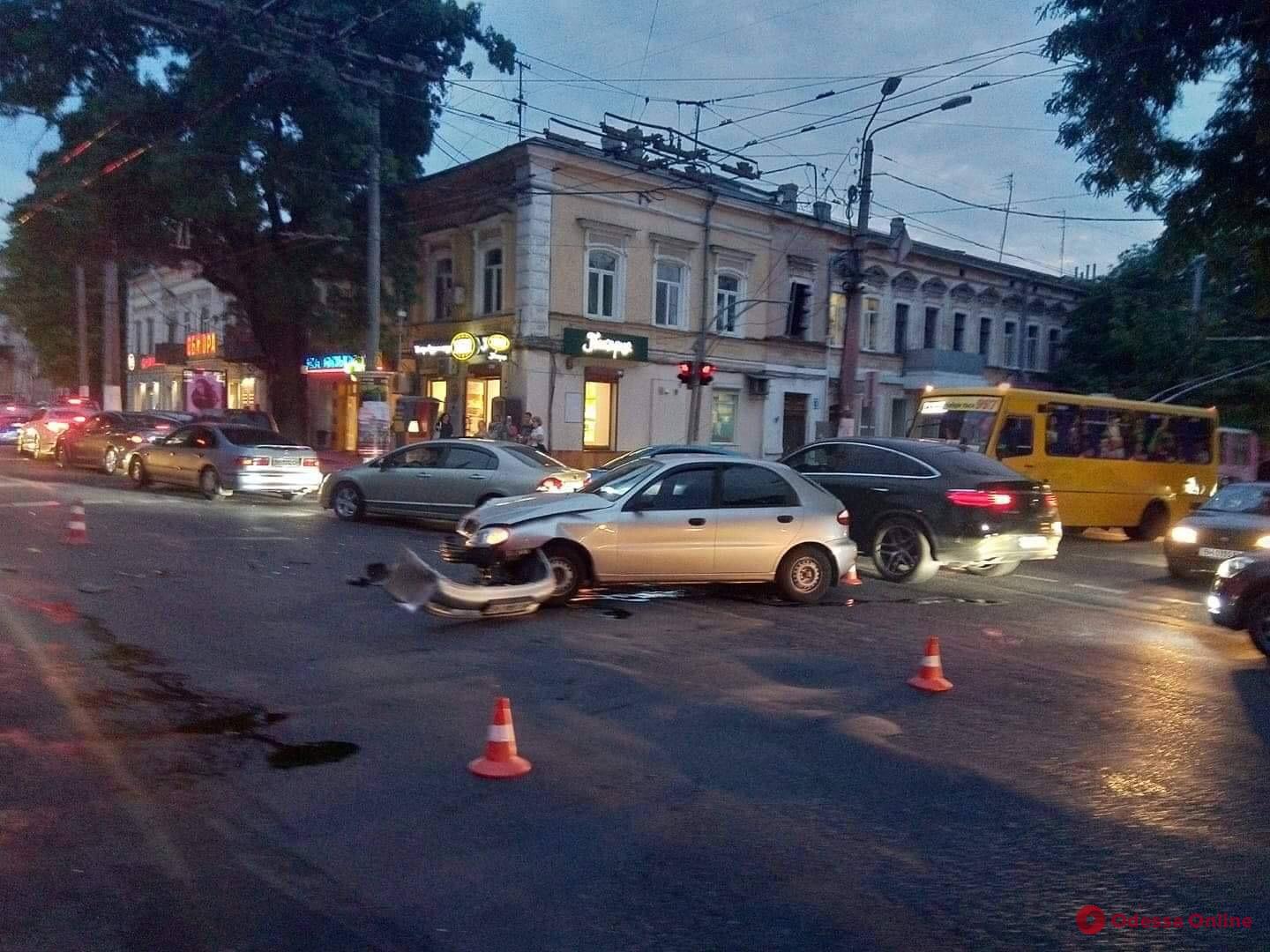 Одесса: на Канатной сбили мотоциклиста