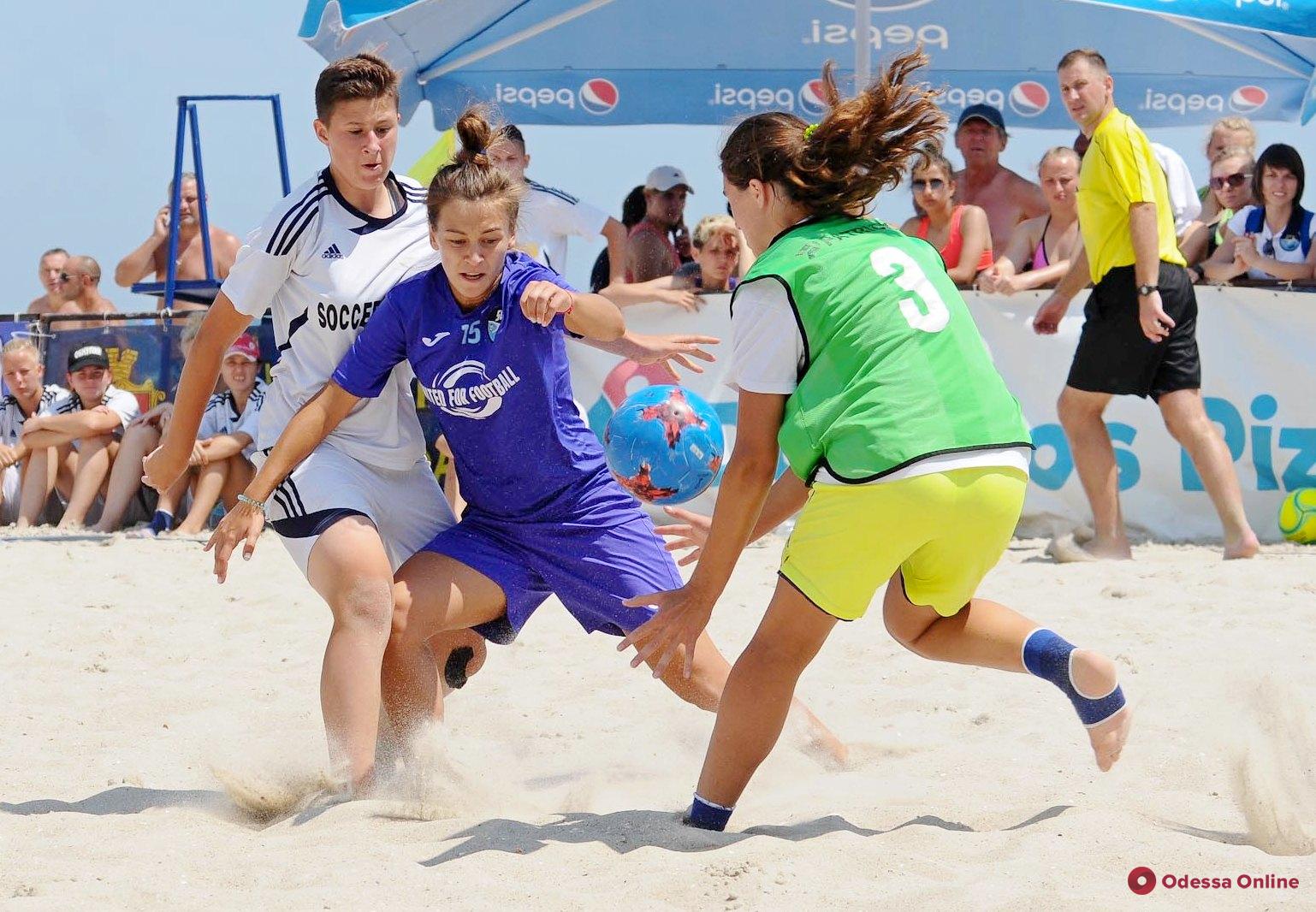 Юбилей и рекорд: женский турнир по пляжному футболу соберет в Одессе команды из семи областей Украины