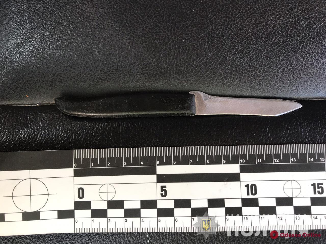 В Затоке разбойник напал с ножом на туриста