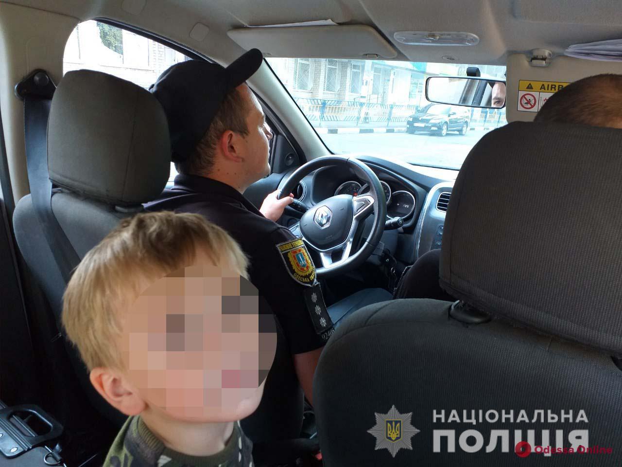 Отправился гулять: в Одесской области полицейские вернули домой 3-летнего беглеца