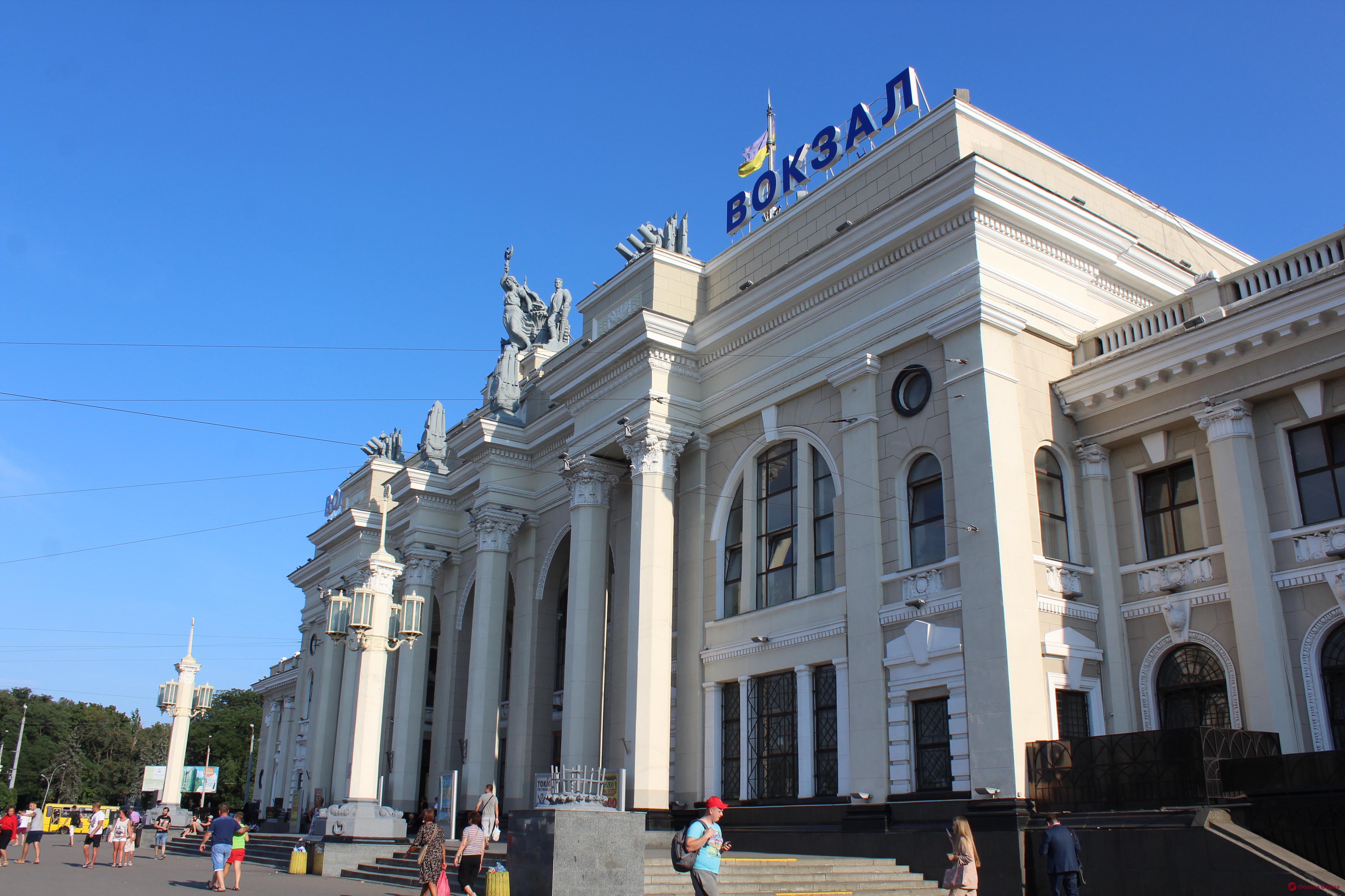 В Одессе возле железнодорожного вокзала умерла женщина