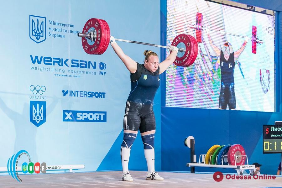 Тяжелая атлетика: представительница Одесской области установила три национальных рекорда