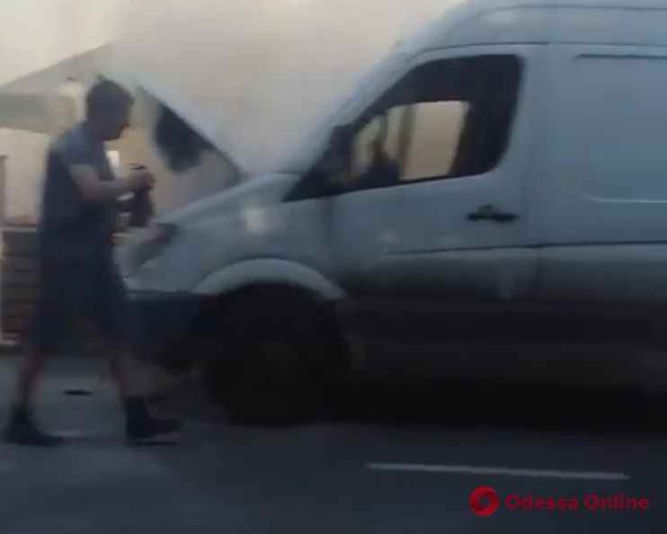 В центре Одессы на ходу вспыхнул микроавтобус (видео)