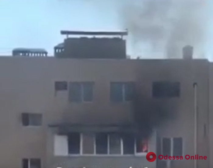 В одесской многоэтажке тушили пожар (видео)