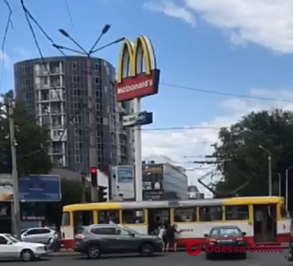 В Одессе пассажиры толкали сломавшийся трамвай (видео)