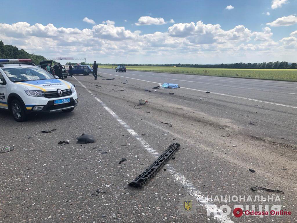 На трассе Одесса-Киев столкнулись две легковушки — погиб один из водителей (фото)