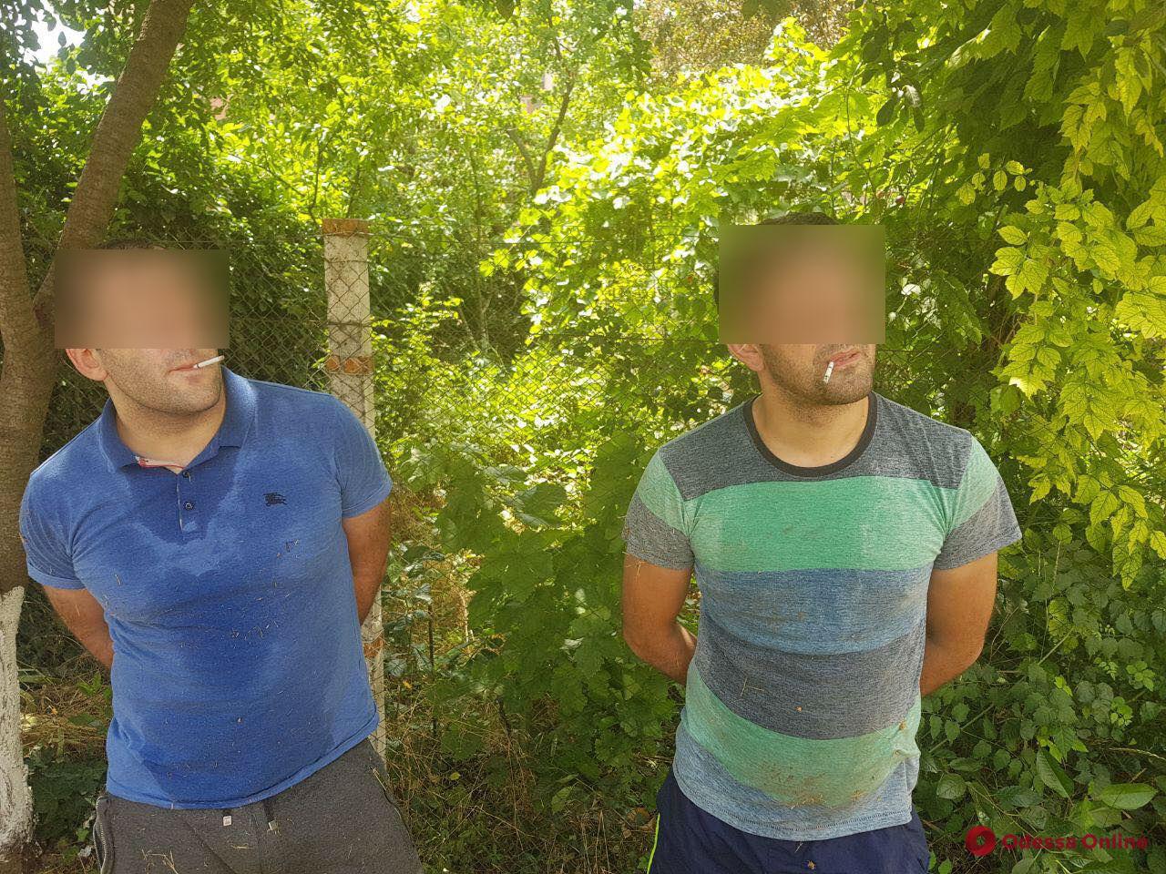 Выпрыгнули из окна в руки полиции: на поселке Котовского задержали двух «форточников» (видео)