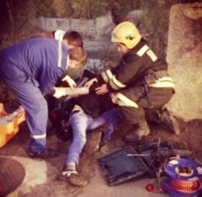 Был «под градусом»: ночью спасатели доставали жителя Одесской области из выгребной ямы