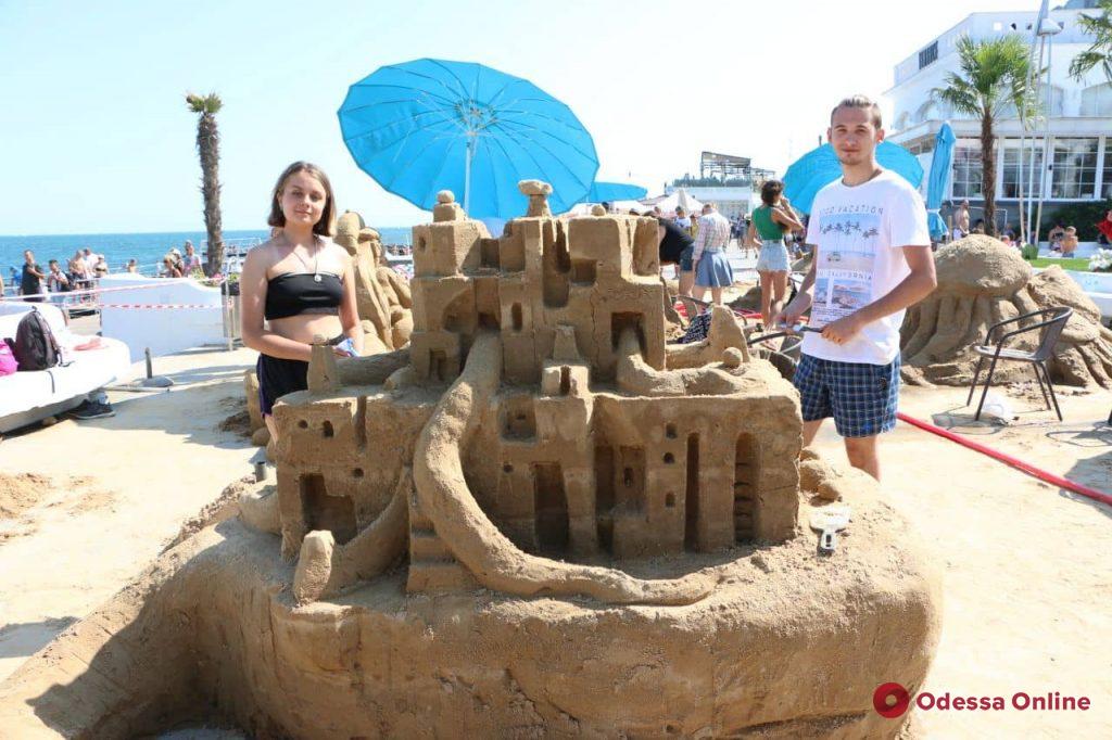 Русалка-одесситка, тетя Циля и морж: на Ланжероне создавали скульптуры из песка (фото)