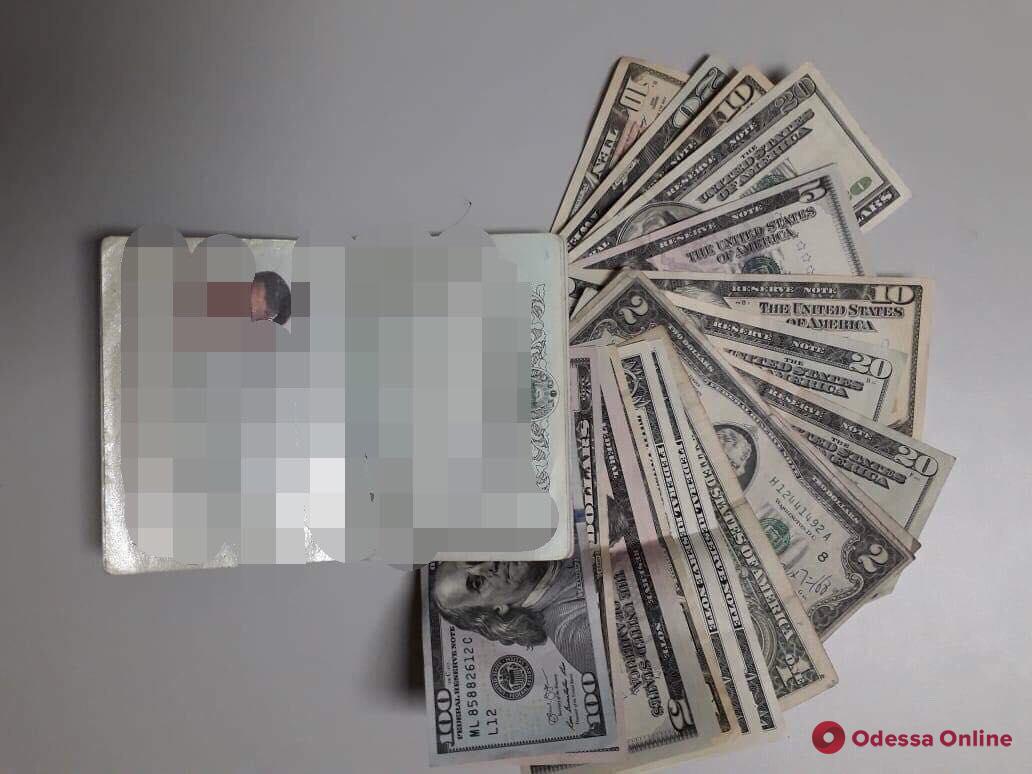 В Одесском аэропорту иностранец предлагал взятку пограничнику