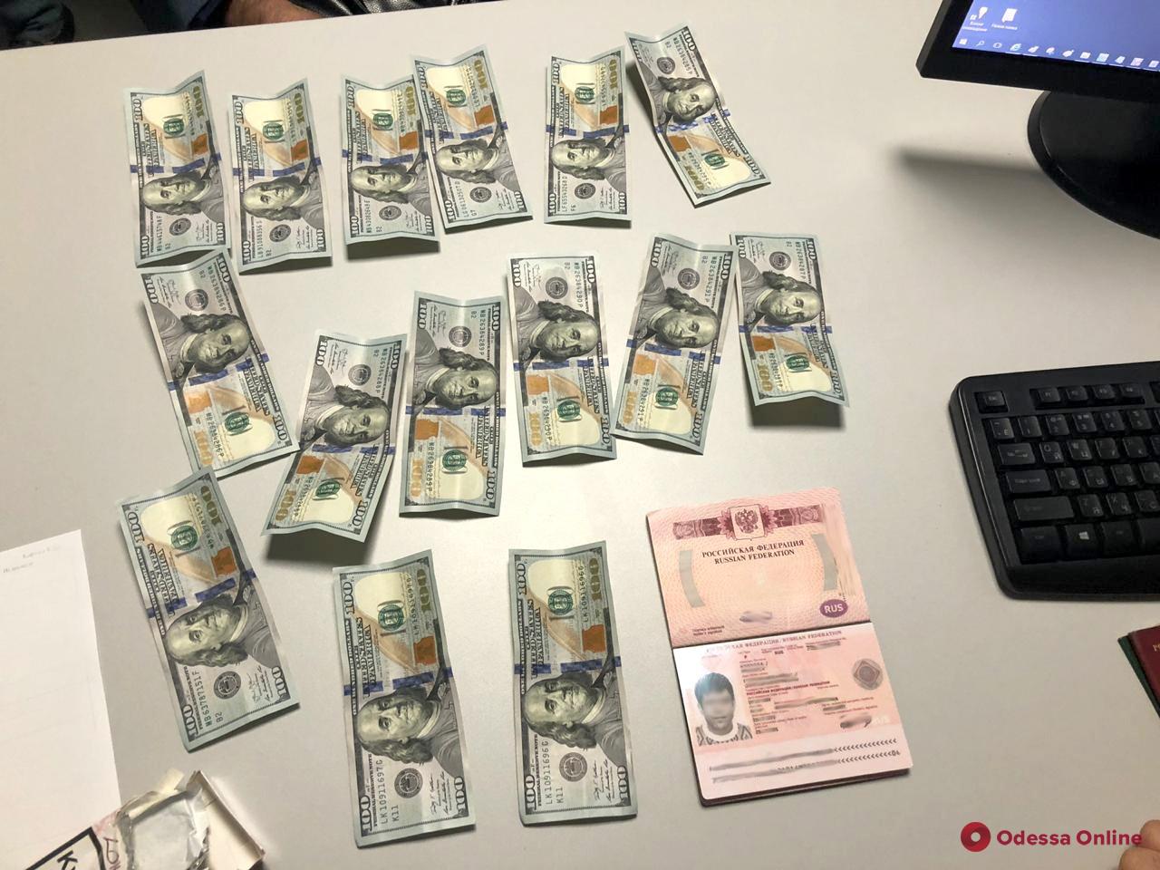 Россиянин пытался «выкупить» друга у одесских пограничников за полторы тысячи долларов