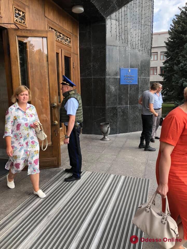 В здании Одесской облгосадминистрации снова ищут бомбу