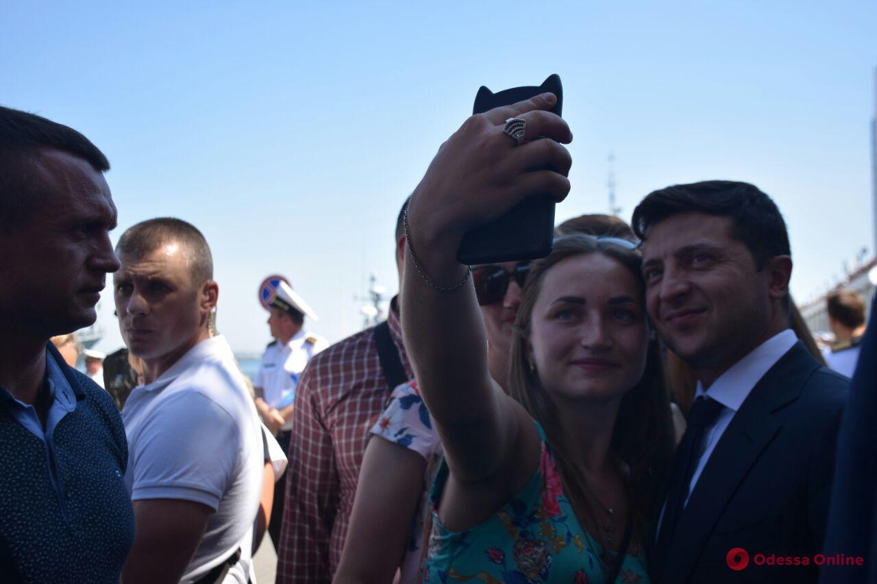 Президент Владимир Зеленский с удовольствием поселфился с одесситами (фото)
