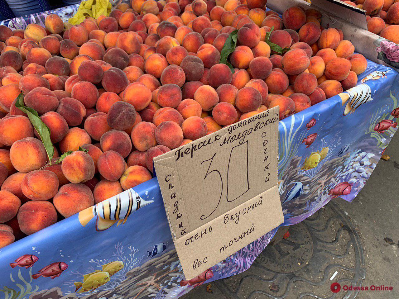 Малина, персики и кукуруза: воскресные цены на одесском «Привозе»
