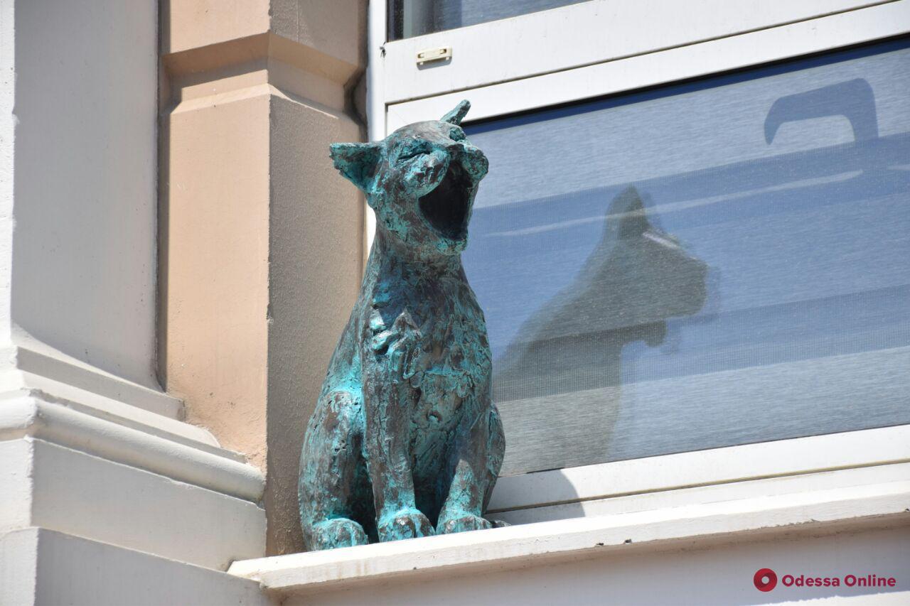 В Одессе установили скульптуру «поющих» котов (фото)