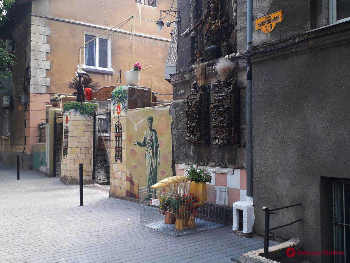 Самый креативный одесский дворник превратил свой квартал в арт-объект