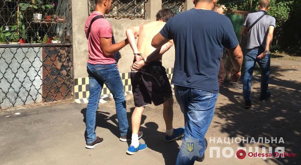 Угрожал школьницам ножом: в Одессе задержали разбойника-рецидивиста