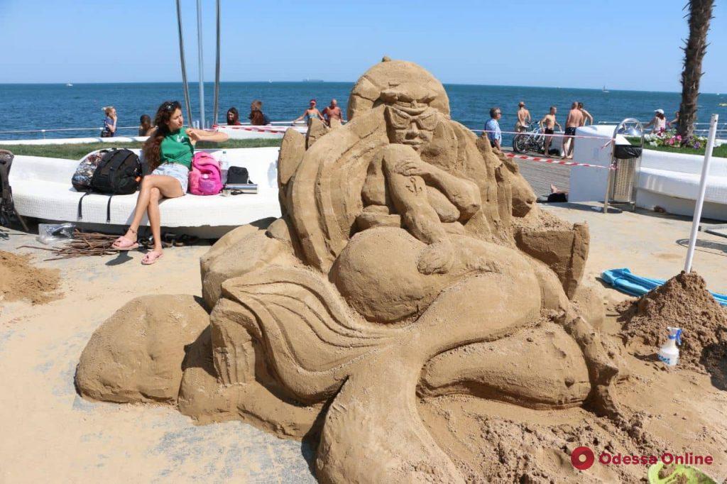 Русалка-одесситка, тетя Циля и морж: на Ланжероне создавали скульптуры из песка (фото)