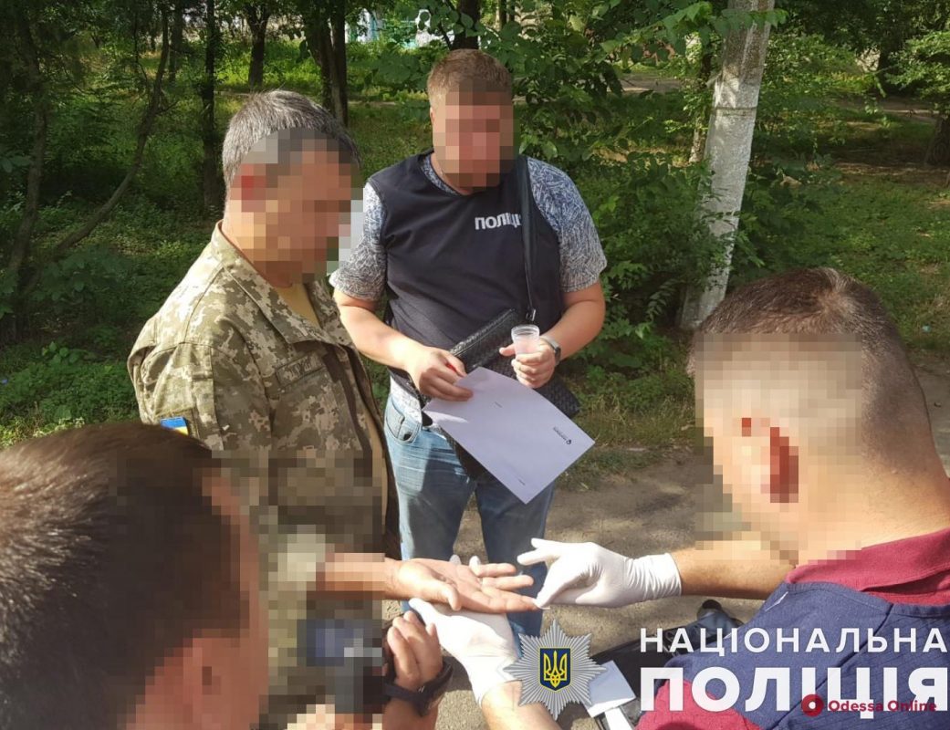 Помогали «откосить» от армии: в Одесской области на взятке поймали офицера и депутата