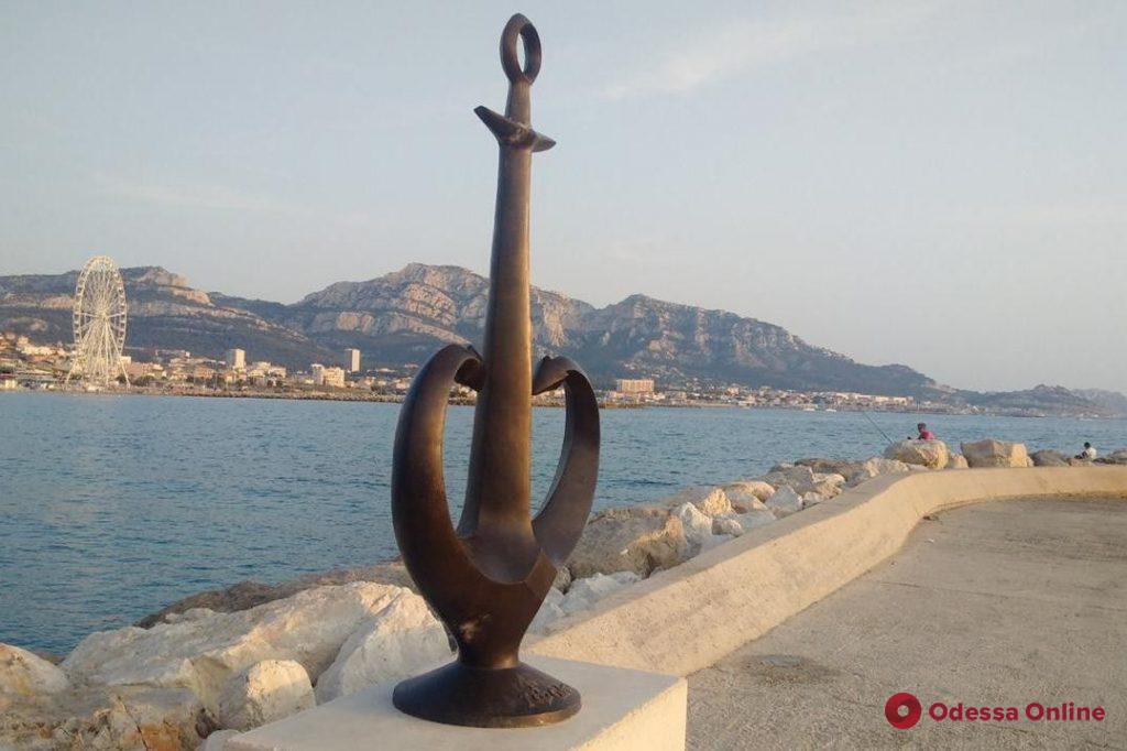 В Марселе теперь можно сфотографироваться на фоне туристического символа Одессы