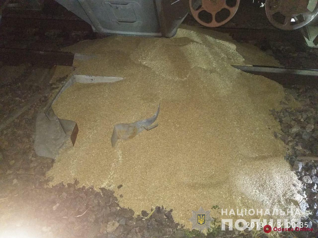 Трое жителей Одесской области воровали зерно на железной дороге