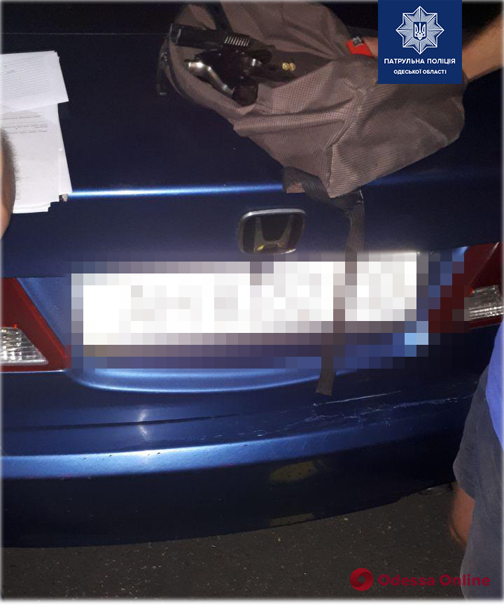 Одесские патрульные нашли оружие у водителя-нарушителя