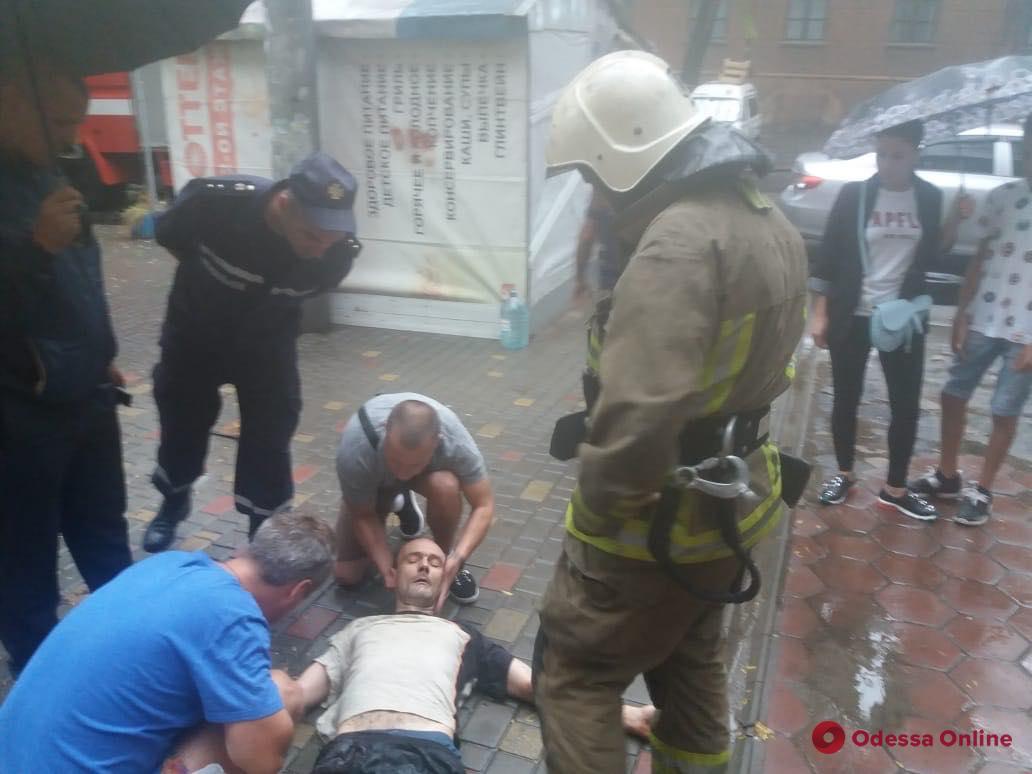 В центре Одессы при пожаре пострадал мужчина