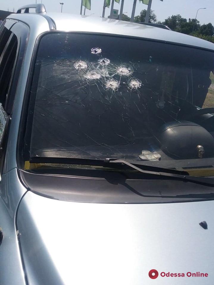 Под Одессой расстреляли автомобиль – водитель ранен