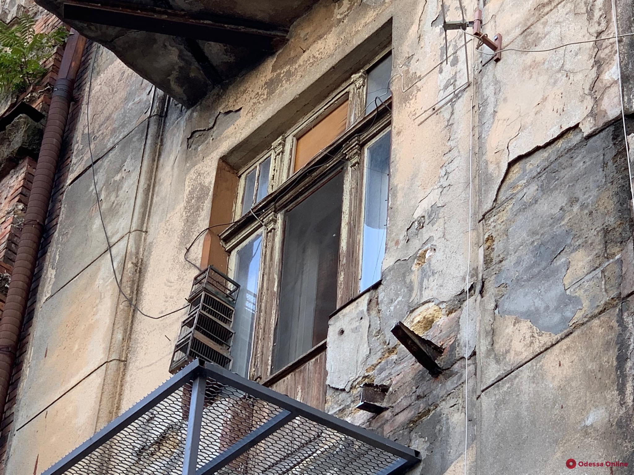На Канатной коммунальщики демонтировали треснувший балкон